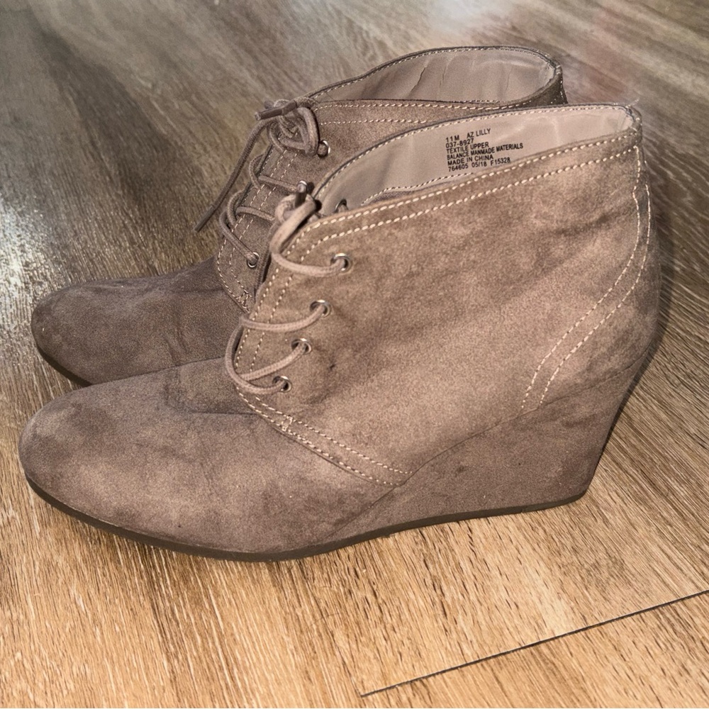 Arizona Jean Company Taupe Suede Wedge Ankle Booties b58